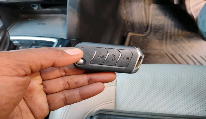 2022 Mahindra XUV700 AX 7 LUXURY P AT 7 STR, Petrol, Automatic, 71,255 km, interior