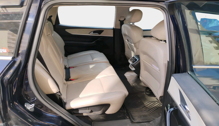 2022 Mahindra XUV700 AX 7 LUXURY P AT 7 STR, Petrol, Automatic, 71,255 km, interior