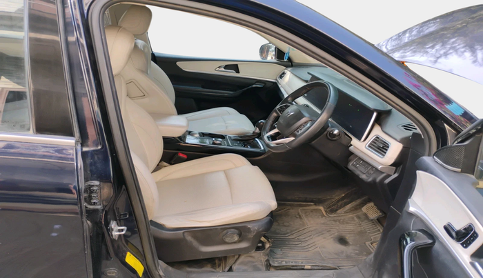 2022 Mahindra XUV700 AX 7 LUXURY P AT 7 STR, Petrol, Automatic, 71,255 km, interior