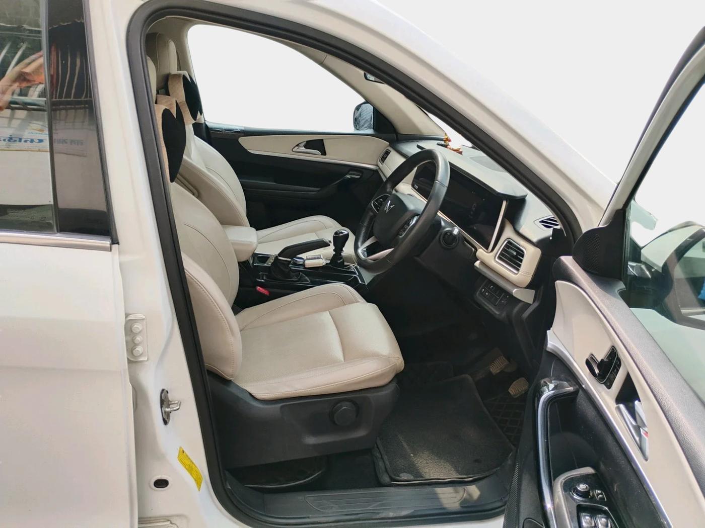 2021 Mahindra XUV700 AX 7 P MT 7 STR, Petrol, Manual, 38,555 km, interior