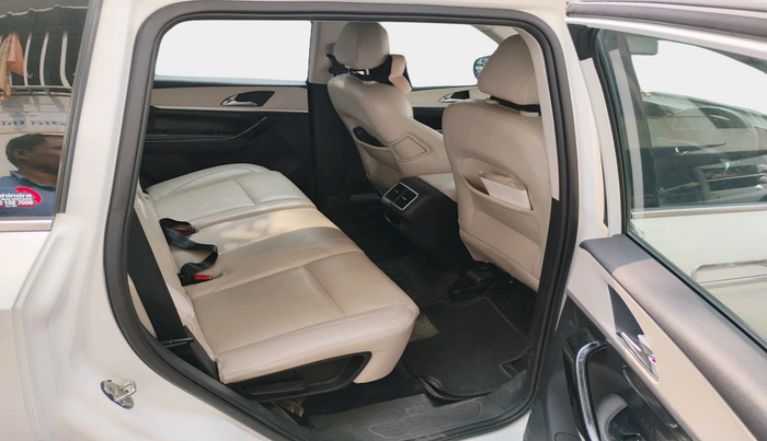 2021 Mahindra XUV700 AX 7 P MT 7 STR, Petrol, Manual, 38,555 km, interior