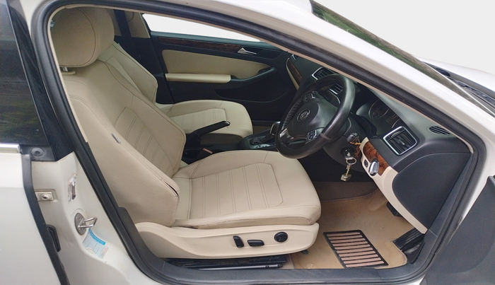 2011 Volkswagen Jetta HIGHLINE TDI AT, Diesel, Automatic, 2,42,778 km, interior