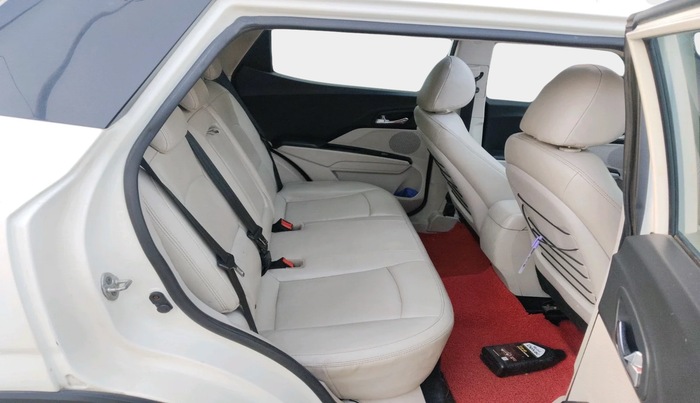 2020 Mahindra XUV300 W8 (O) 1.5 DIESEL, Diesel, Manual, 1,51,906 km, interior