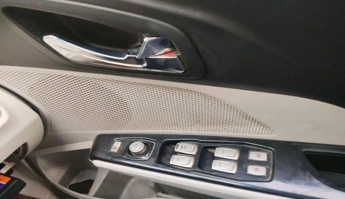 2020 Mahindra XUV300 W8 (O) 1.5 DIESEL, Diesel, Manual, 1,51,906 km, interior