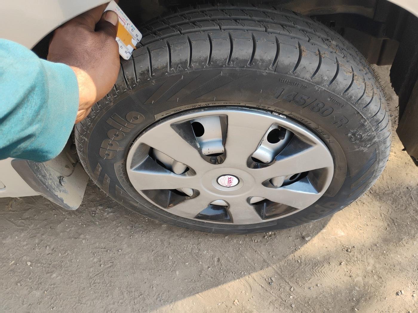 2010 Maruti Wagon R 1.0 LXI, Petrol, Manual, 1,46,416 km, tyre