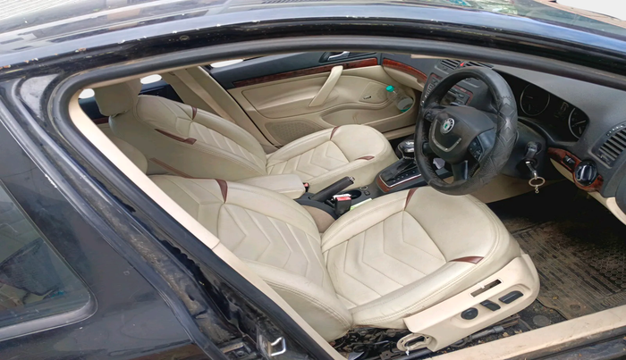 2011 Skoda Laura ELEGANCE 2.0 TDI CR AT, Diesel, Automatic, 1,98,520 km, interior