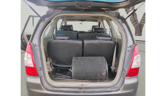 2013 Toyota Innova 2.5 GX 8 STR, Diesel, Manual, 1,80,267 km, exterior