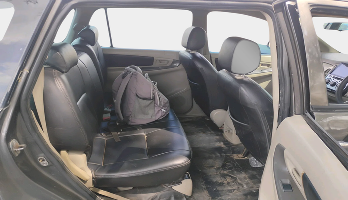 2013 Toyota Innova 2.5 GX 8 STR, Diesel, Manual, 1,80,267 km, interior