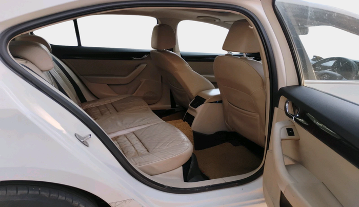 2014 Skoda Octavia ELEGANCE 2.0 TDI AT, Diesel, Automatic, 1,26,459 km, interior