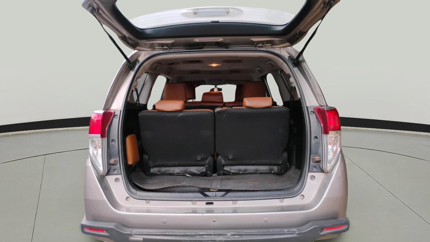 2017 Toyota Innova Crysta 2.4 G 8 STR, Diesel, Manual, 1,52,229 km, exterior