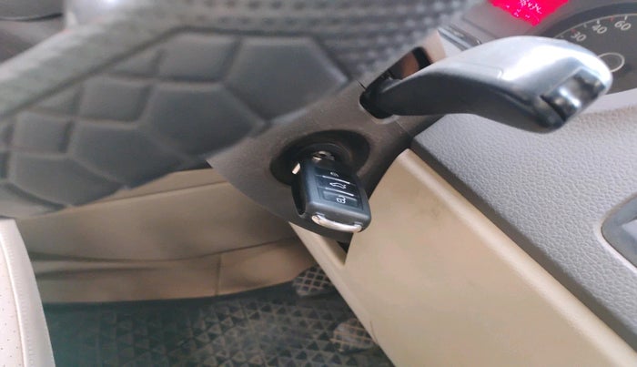 2013 Volkswagen Vento HIGHLINE 1.6 MPI, Petrol, Manual, 96,434 km, interior