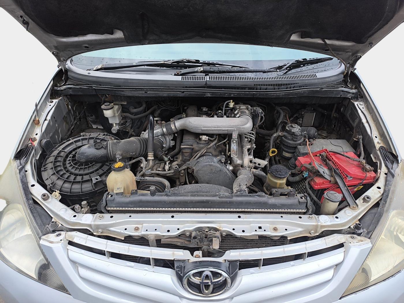2010 Toyota Innova 2.5 G4 8 STR, Diesel, Manual, 1,86,291 km, exterior