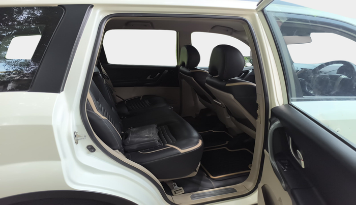 2018 Mahindra XUV500 W6, Diesel, Manual, 1,50,416 km, interior