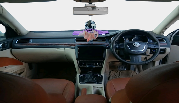 2011 Skoda Superb ELEGANCE 2.0 TDI CR AT, Diesel, Automatic, 1,25,086 km, interior