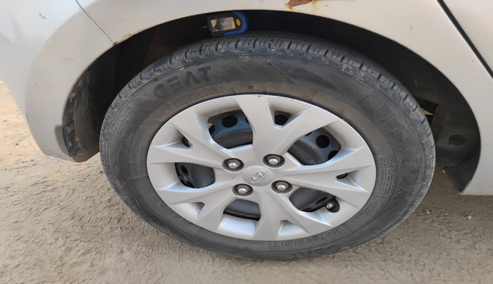 2014 Hyundai Grand i10 SPORTZ 1.1 CRDI, Diesel, Manual, 1,30,202 km, tyre