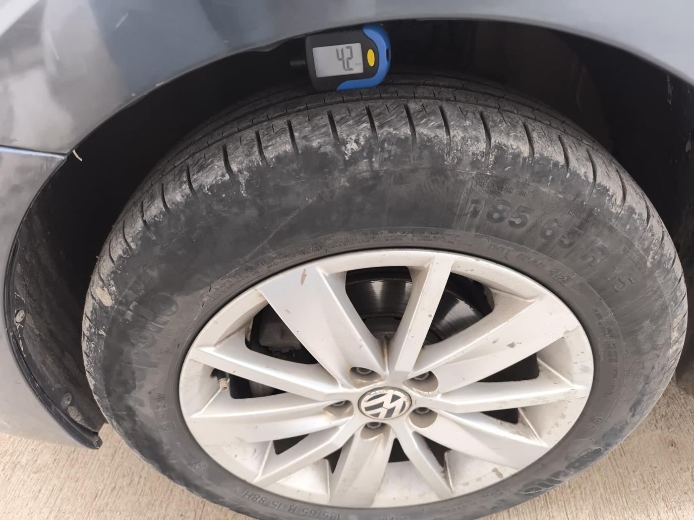 2016 Volkswagen Polo HIGHLINE1.5L, Diesel, Manual, 1,18,850 km, tyre