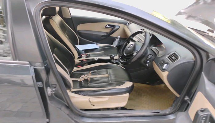 2014 Volkswagen Polo HIGHLINE1.5L, Diesel, Manual, 1,56,774 km, interior