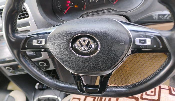 2014 Volkswagen Polo HIGHLINE1.5L, Diesel, Manual, 1,56,774 km, interior