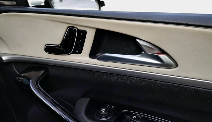 2023 Mahindra XUV700 AX 7 LUXURY D AT 7 STR, Diesel, Automatic, 41,412 km, interior