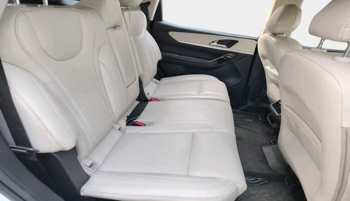 2023 Mahindra XUV700 AX 7 LUXURY D AT 7 STR, Diesel, Automatic, 41,412 km, interior