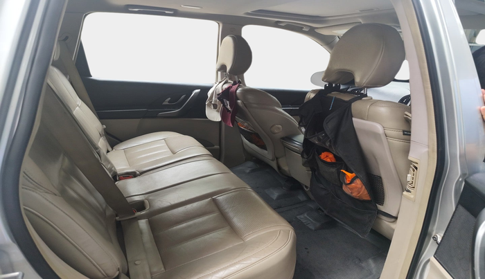 2016 Mahindra XUV500 W10, Diesel, Manual, 1,24,117 km, interior
