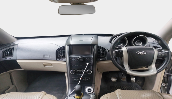 2016 Mahindra XUV500 W10, Diesel, Manual, 1,24,117 km, interior