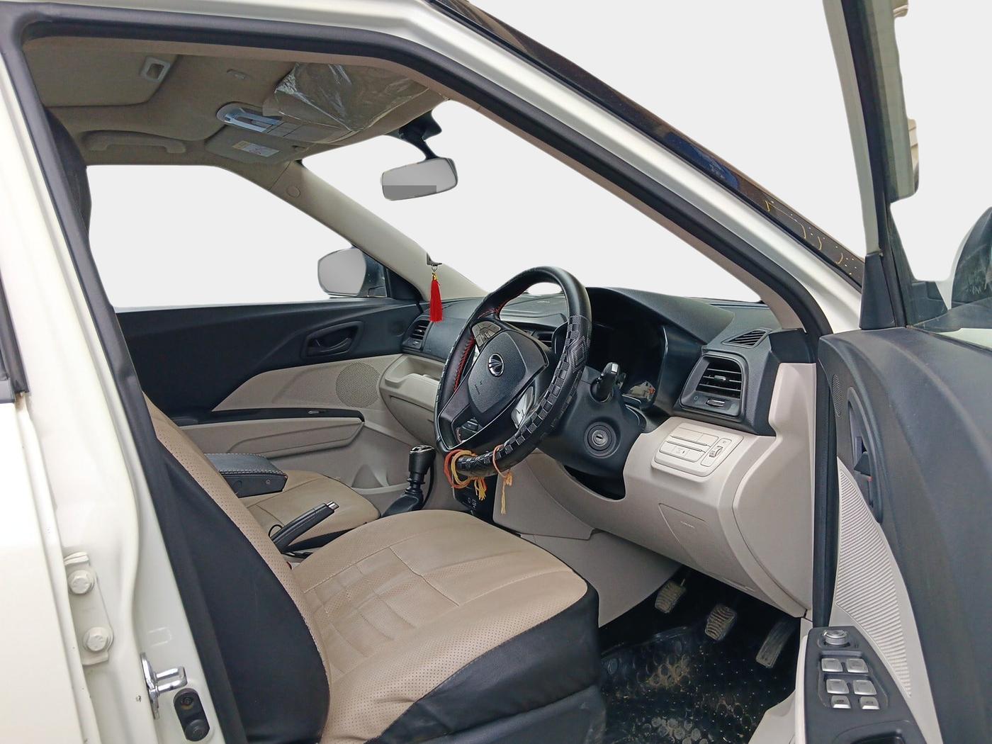 2022 Mahindra XUV300 W6 1.2 PETROL, Petrol, Manual, 16,846 km, interior