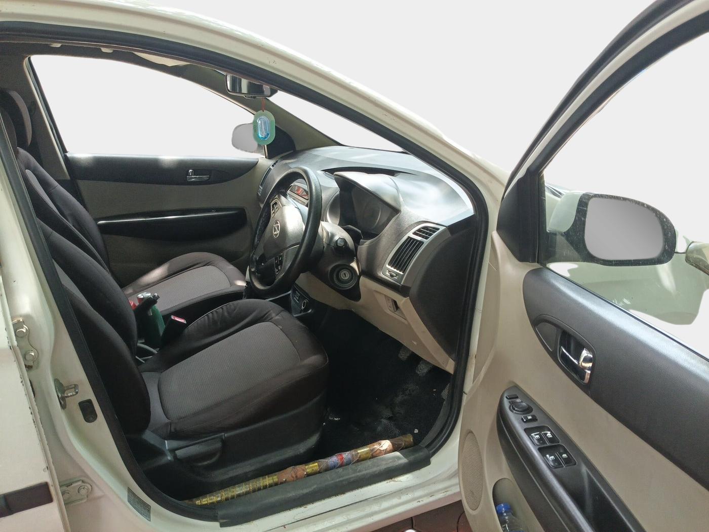 2013 Hyundai i20 SPORTZ 1.4 CRDI, Diesel, Manual, 1,63,000 km, interior