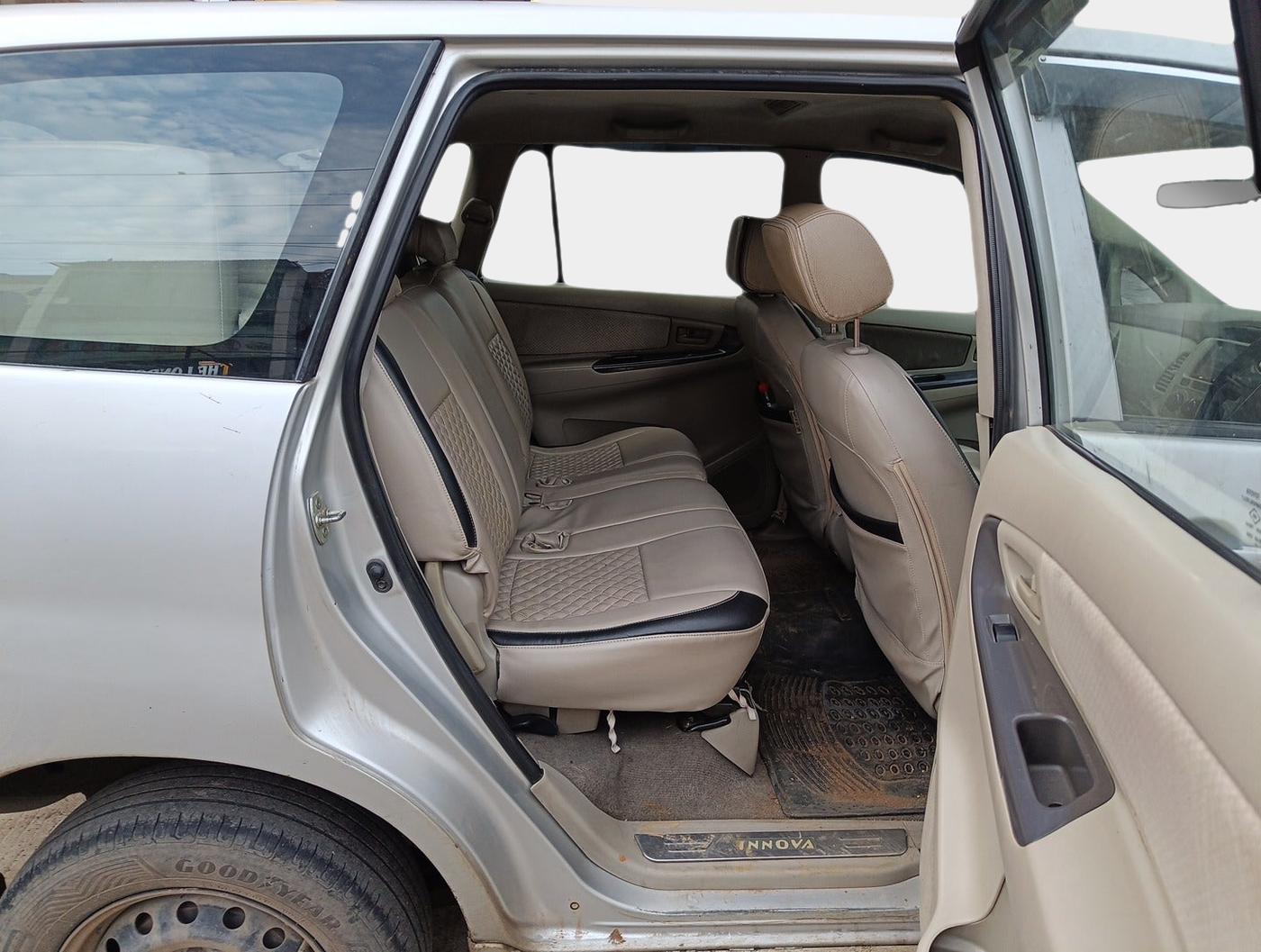 2012 Toyota Innova 2.5 G 8 STR, Diesel, Manual, 1,25,643 km, interior