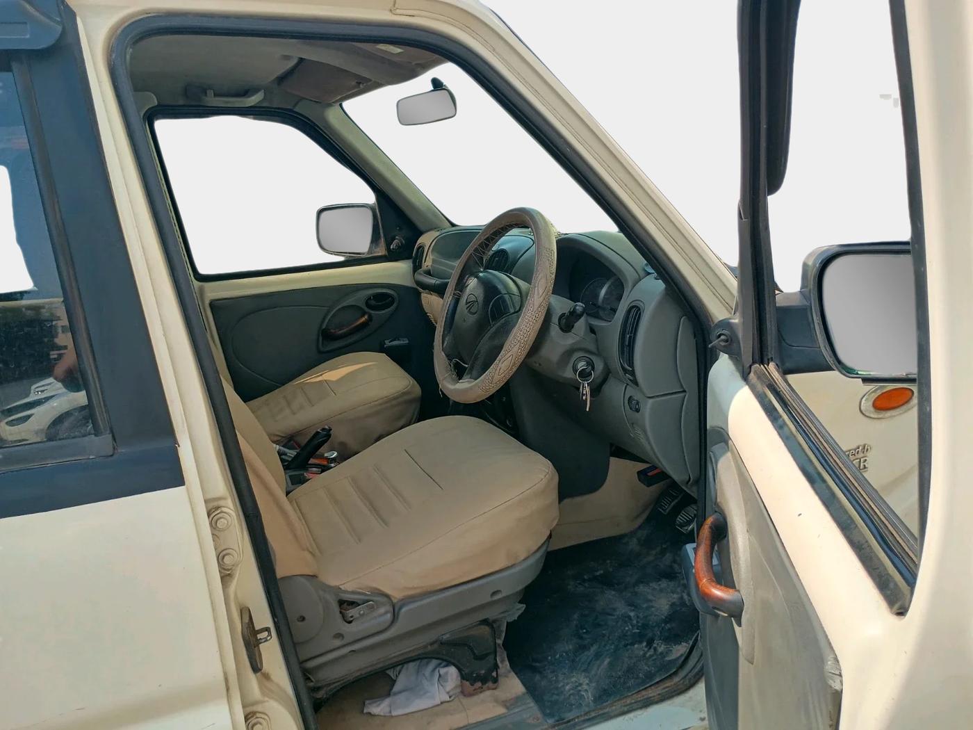 2014 Mahindra Scorpio EX M2DI, Diesel, Manual, 84,251 km, interior