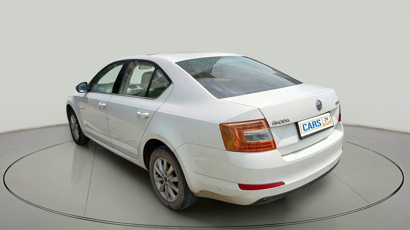 2014 Skoda Octavia ELEGANCE 2.0 TDI AT, Diesel, Automatic, 1,29,000 km, exterior
