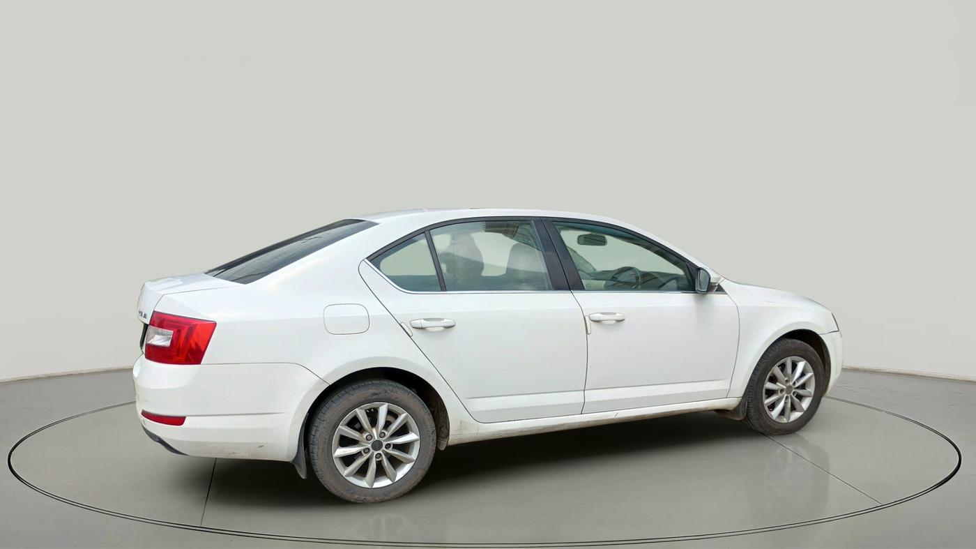 2014 Skoda Octavia ELEGANCE 2.0 TDI AT, Diesel, Automatic, 1,29,000 km, exterior