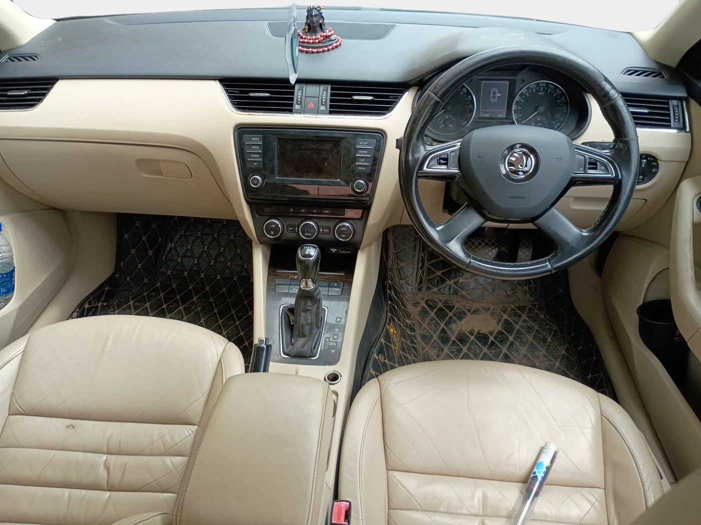 2014 Skoda Octavia ELEGANCE 2.0 TDI AT, Diesel, Automatic, 1,29,000 km, interior