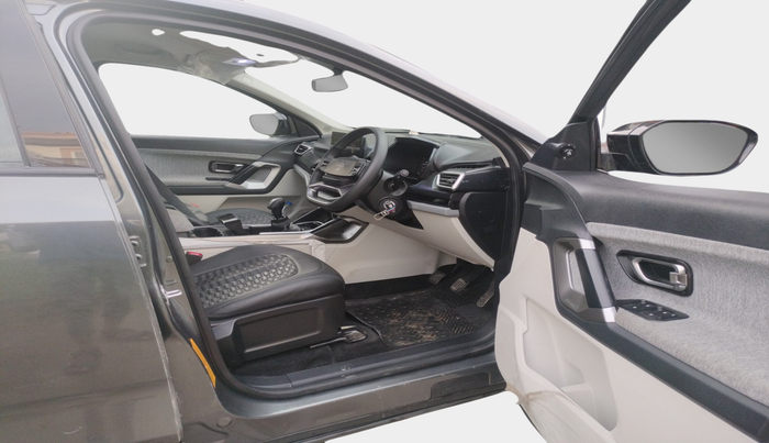 2024 Tata Safari PURE (O), Diesel, Manual, 4,992 km, interior