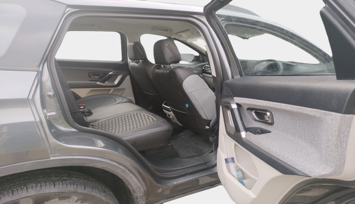 2024 Tata Safari PURE (O), Diesel, Manual, 4,992 km, interior