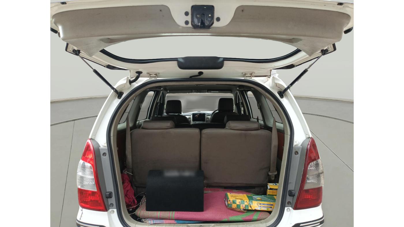 2013 Toyota Innova 2.5 GX 8 STR, Diesel, Manual, 2,11,955 km, exterior