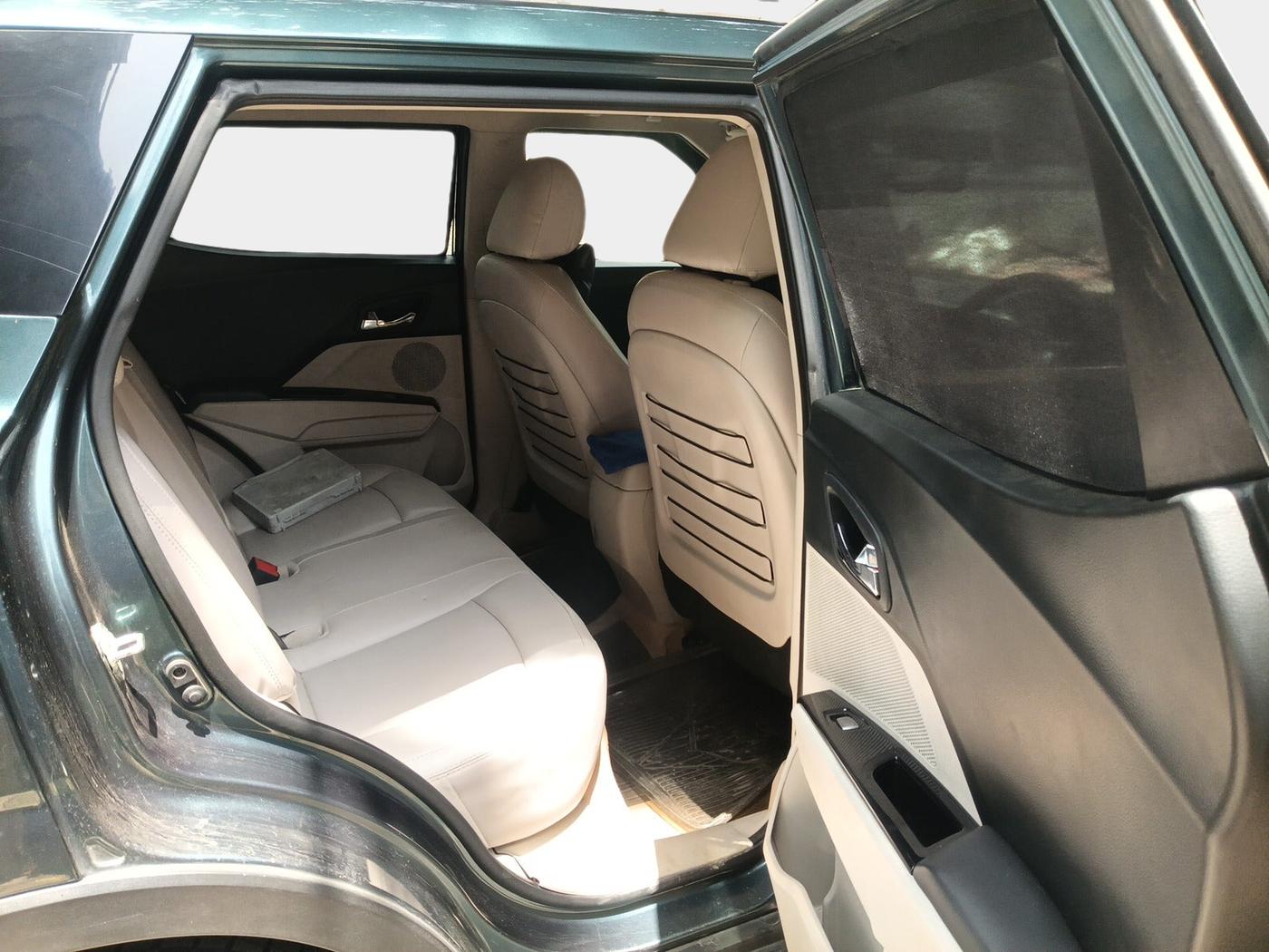 2020 Mahindra XUV300 W8 (O) 1.5 DIESEL AMT, Diesel, Automatic, 30,349 km, interior