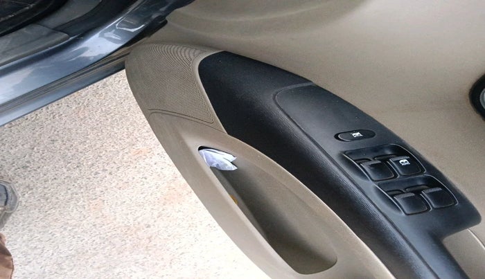 2016 Hyundai i10 SPORTZ 1.1, Petrol, Manual, 1,16,263 km, interior