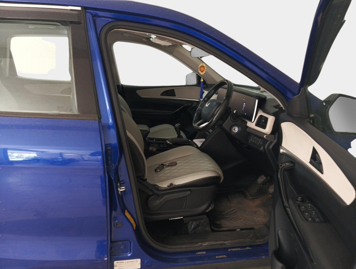 2022 Mahindra XUV700 AX 5 D MT 7 STR, Diesel, Manual, 58,638 km, interior