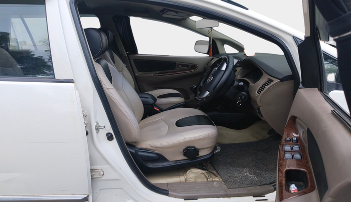 2015 Toyota Innova 2.5 GX 8 STR, Diesel, Manual, 1,29,674 km, interior