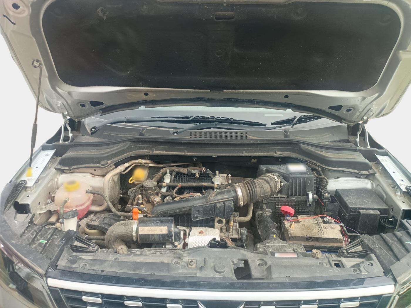 2022 Mahindra XUV300 W4 1.2 PETROL, Petrol, Manual, 70,506 km, exterior