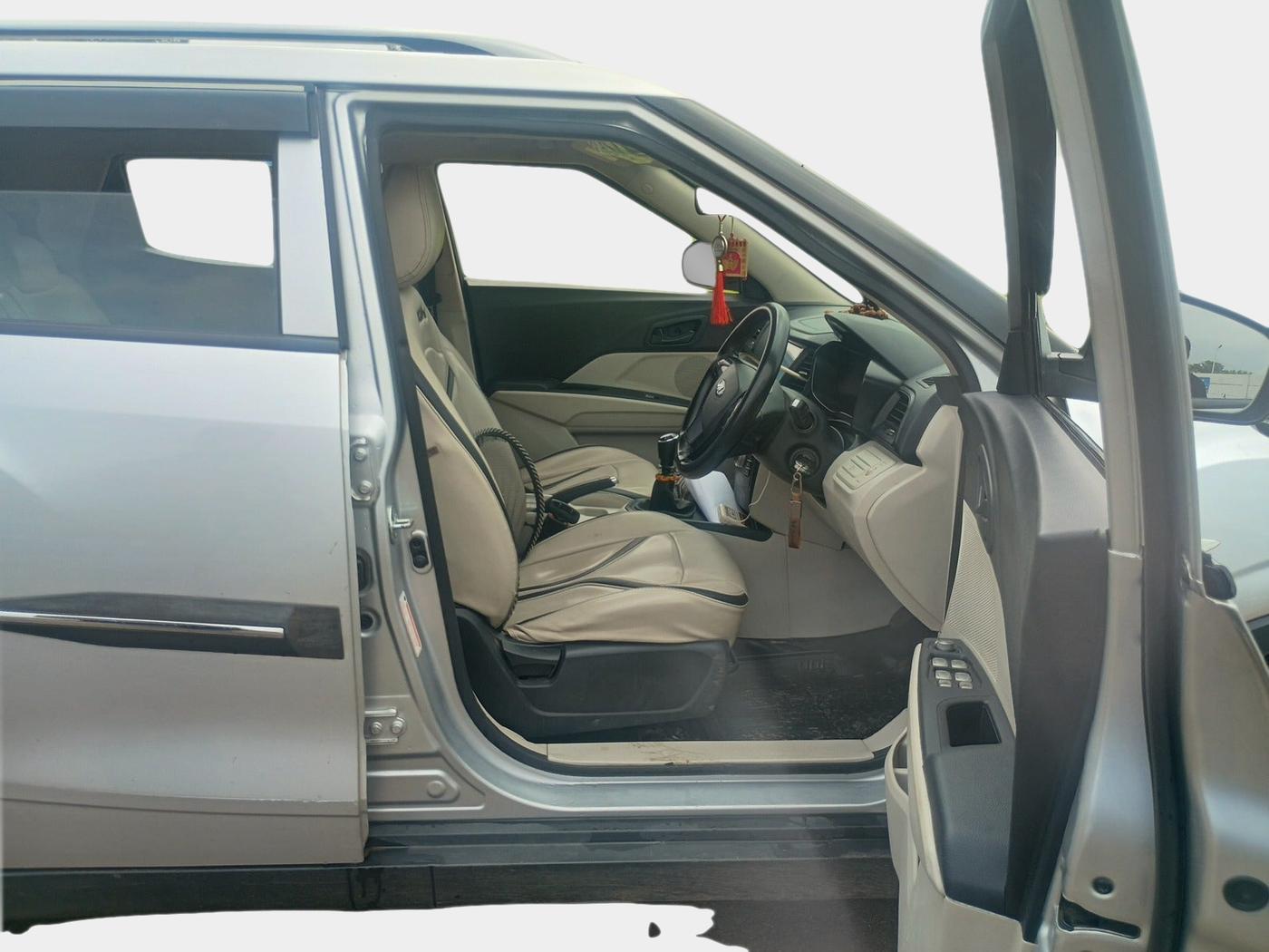 2022 Mahindra XUV300 W4 1.2 PETROL, Petrol, Manual, 70,506 km, interior