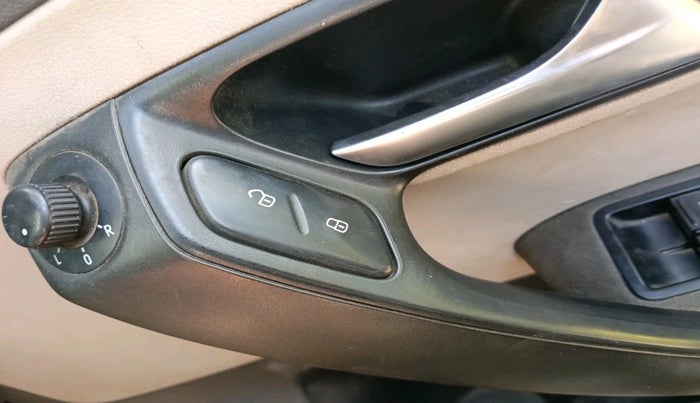 2013 Volkswagen Polo HIGHLINE DIESEL, Diesel, Manual, 1,06,499 km, interior