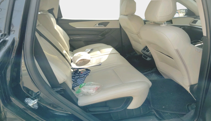 2024 Mahindra XUV700 AX 7 P AT 7 STR, Petrol, Automatic, 23,309 km, interior