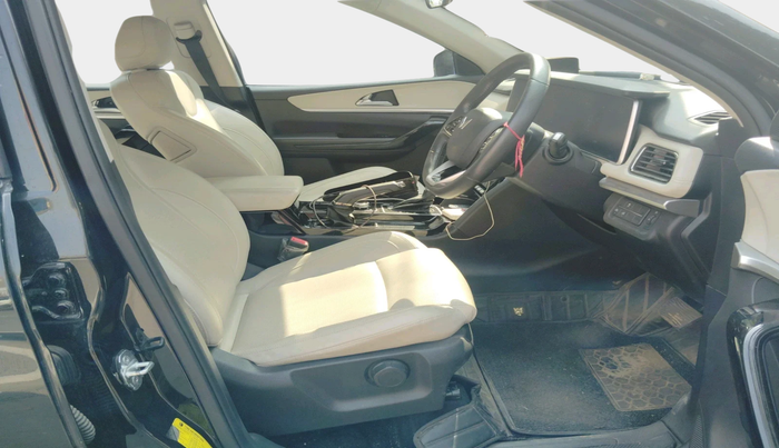 2024 Mahindra XUV700 AX 7 P AT 7 STR, Petrol, Automatic, 23,309 km, interior
