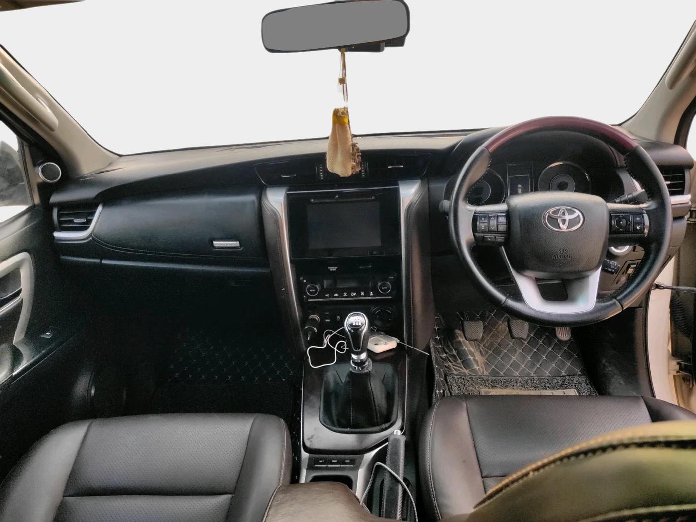 2017 Toyota Fortuner 2.8 4X4 MT, Diesel, Manual, 90,516 km, interior