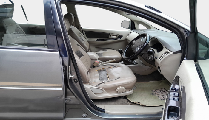 2014 Toyota Innova 2.5 ZX 7 STR, Diesel, Manual, 1,51,495 km, interior