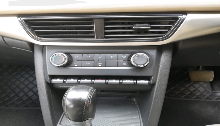 2022 Mahindra XUV700 AX 5 D AT 5 STR, Diesel, Automatic, 56,559 km, interior