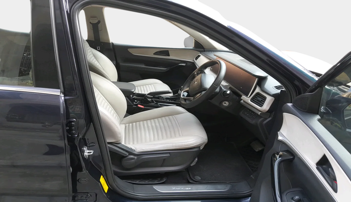 2022 Mahindra XUV700 AX 5 D AT 5 STR, Diesel, Automatic, 56,559 km, interior