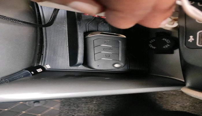 2022 Mahindra XUV300 W8 1.2 PETROL, Petrol, Manual, 17,086 km, interior